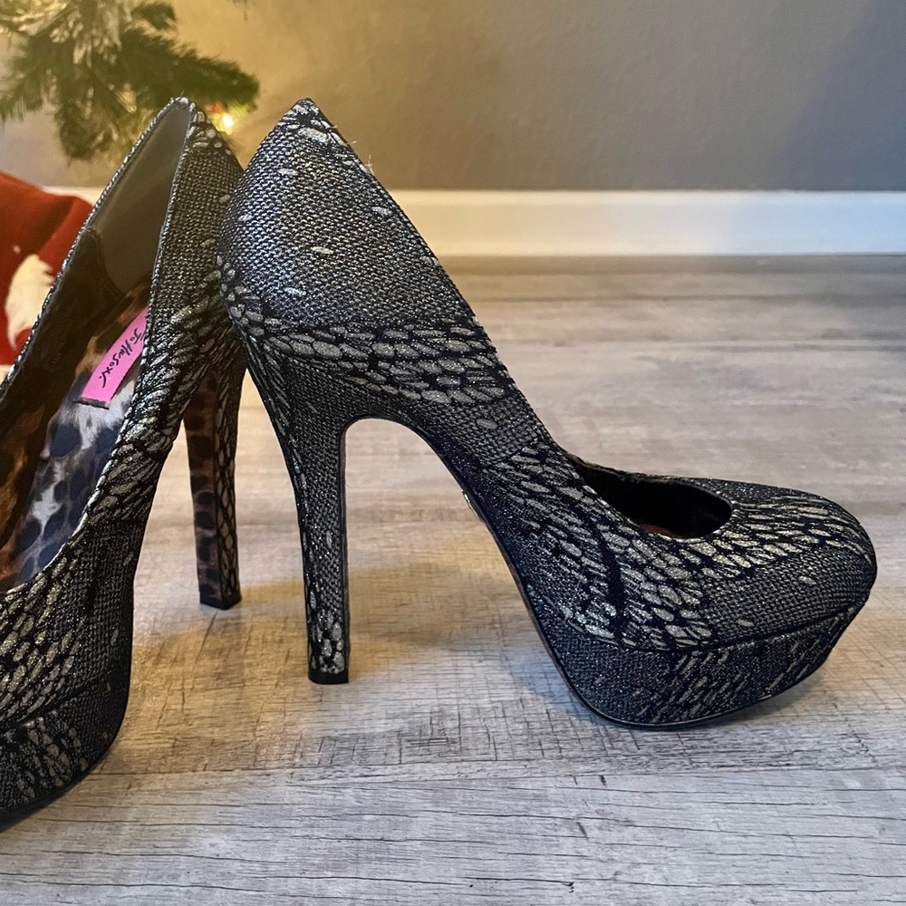 LIKE NEW!! Betsey Johnson Heels